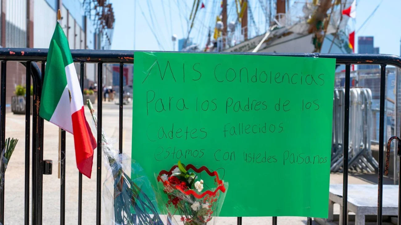 Improvisan altar tras accidente de buque mexicano en Nueva York