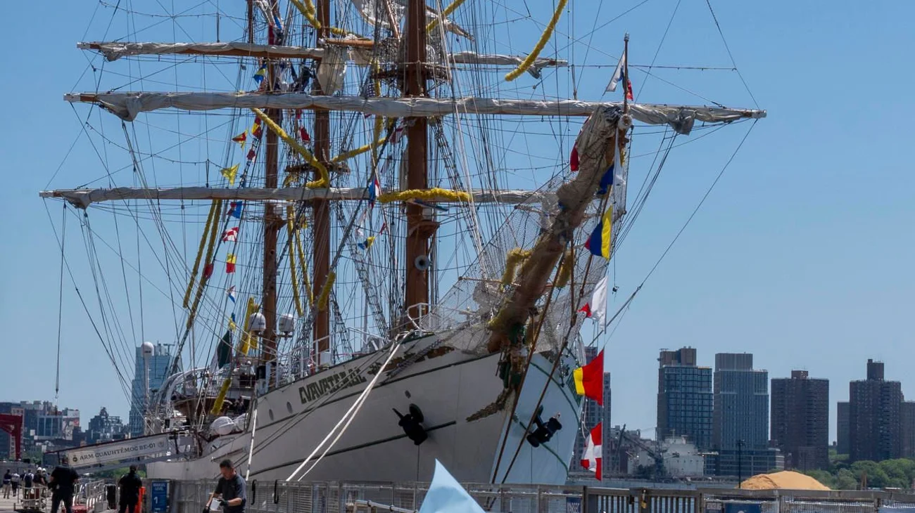 Buque Cuauhtémoc será remolcado desde Manhattan hasta Brooklyn
