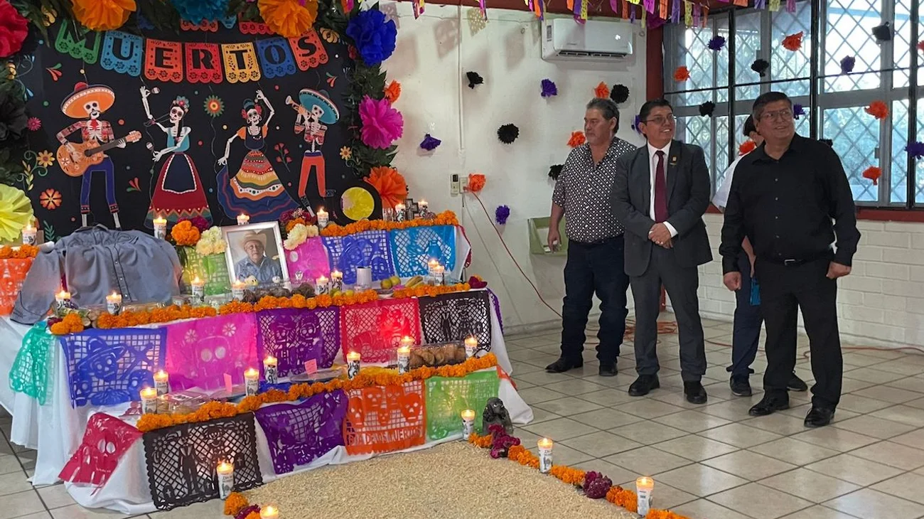 Preservan escuelas de Reynosa tradición de altar de muertos