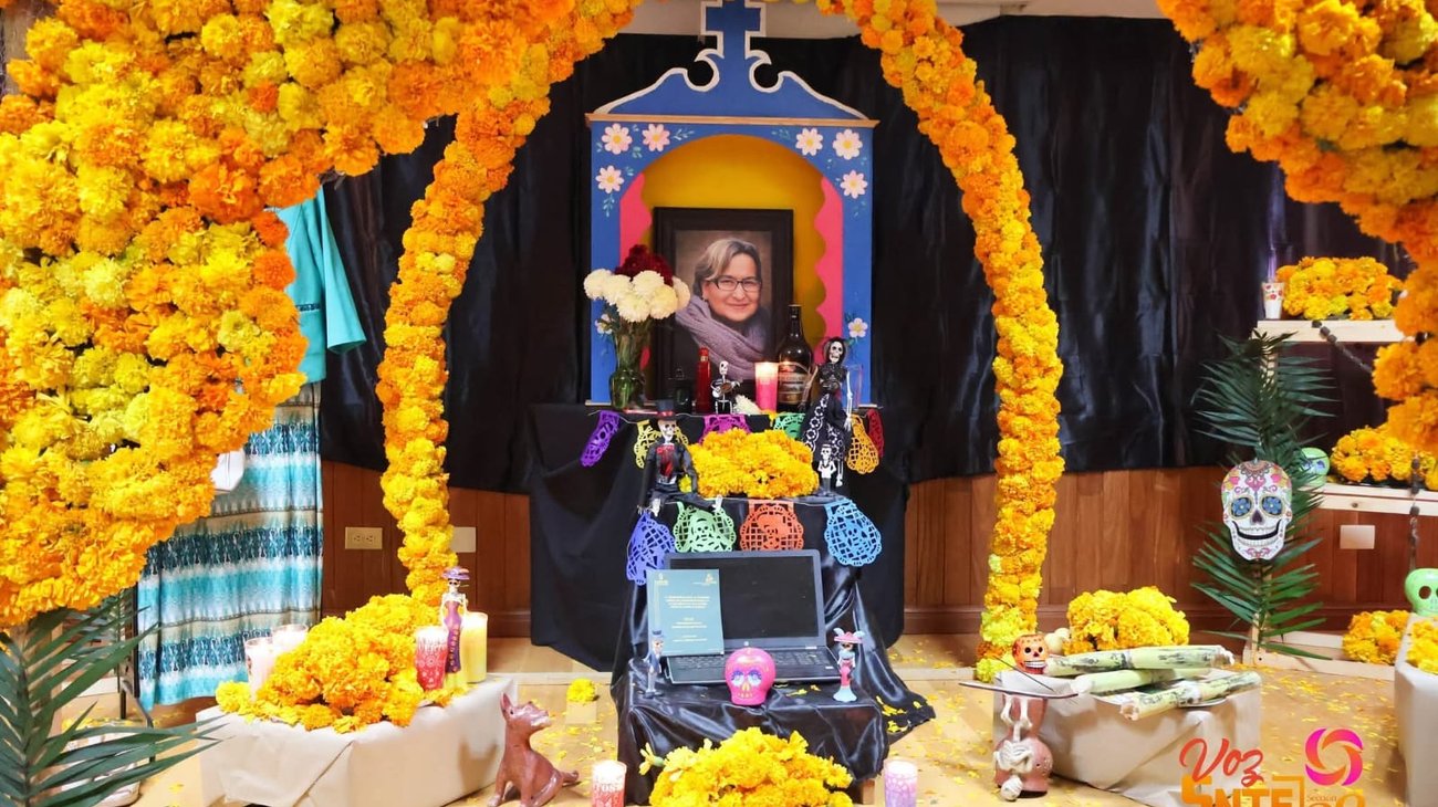 Rinden homenaje con altar de muertos a destacada docente