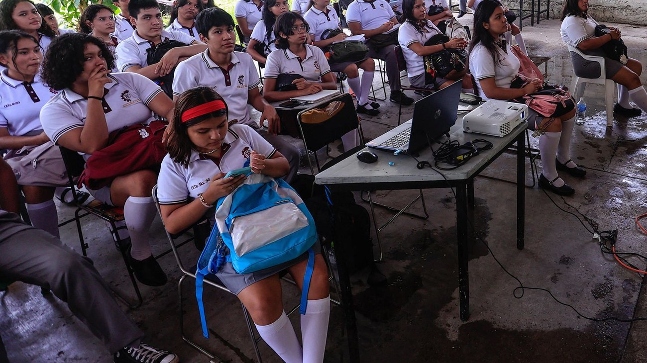 CDMX regula uso de celulares en primarias y secundarias