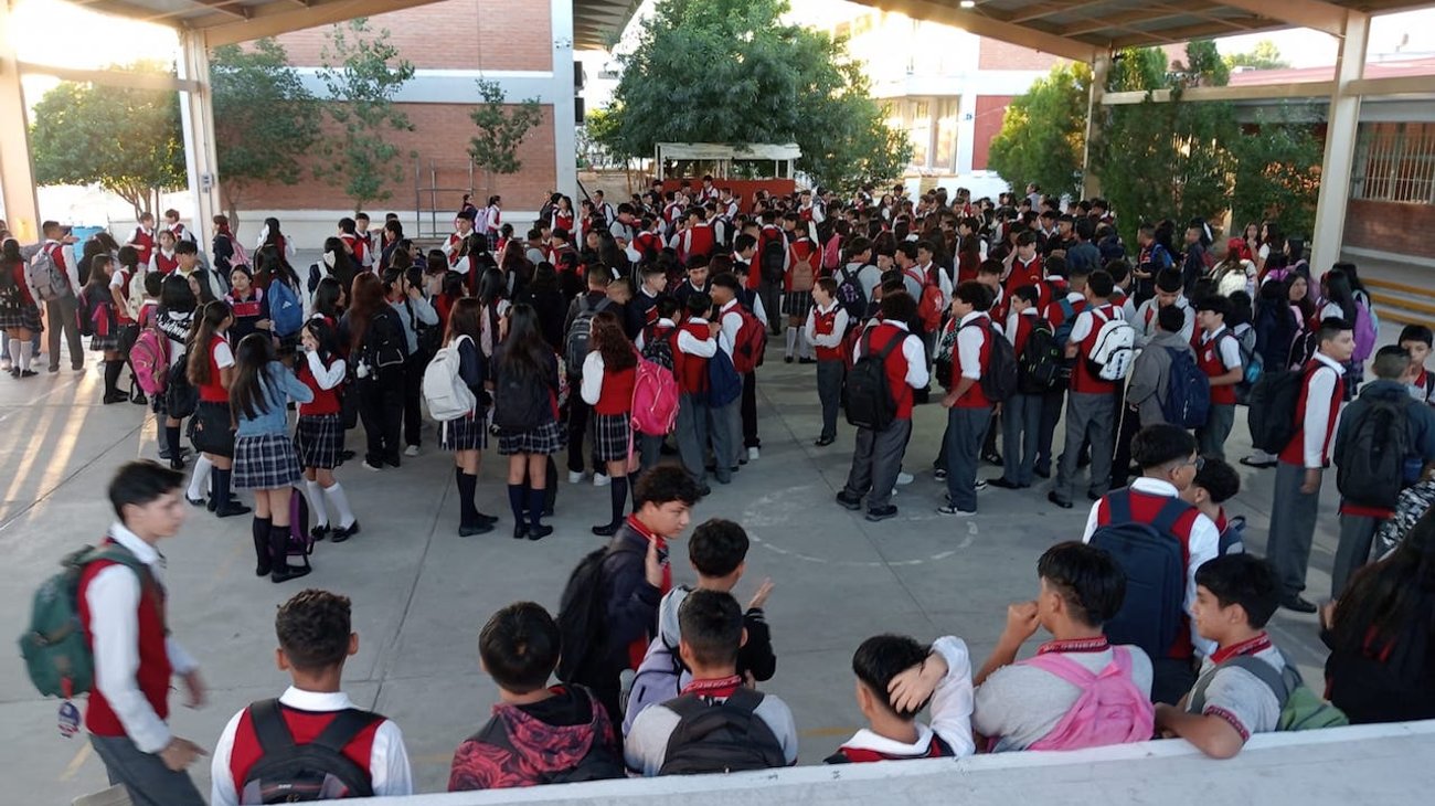 Inician alumnos de secundaria clases con entusiasmo y nerviosismo