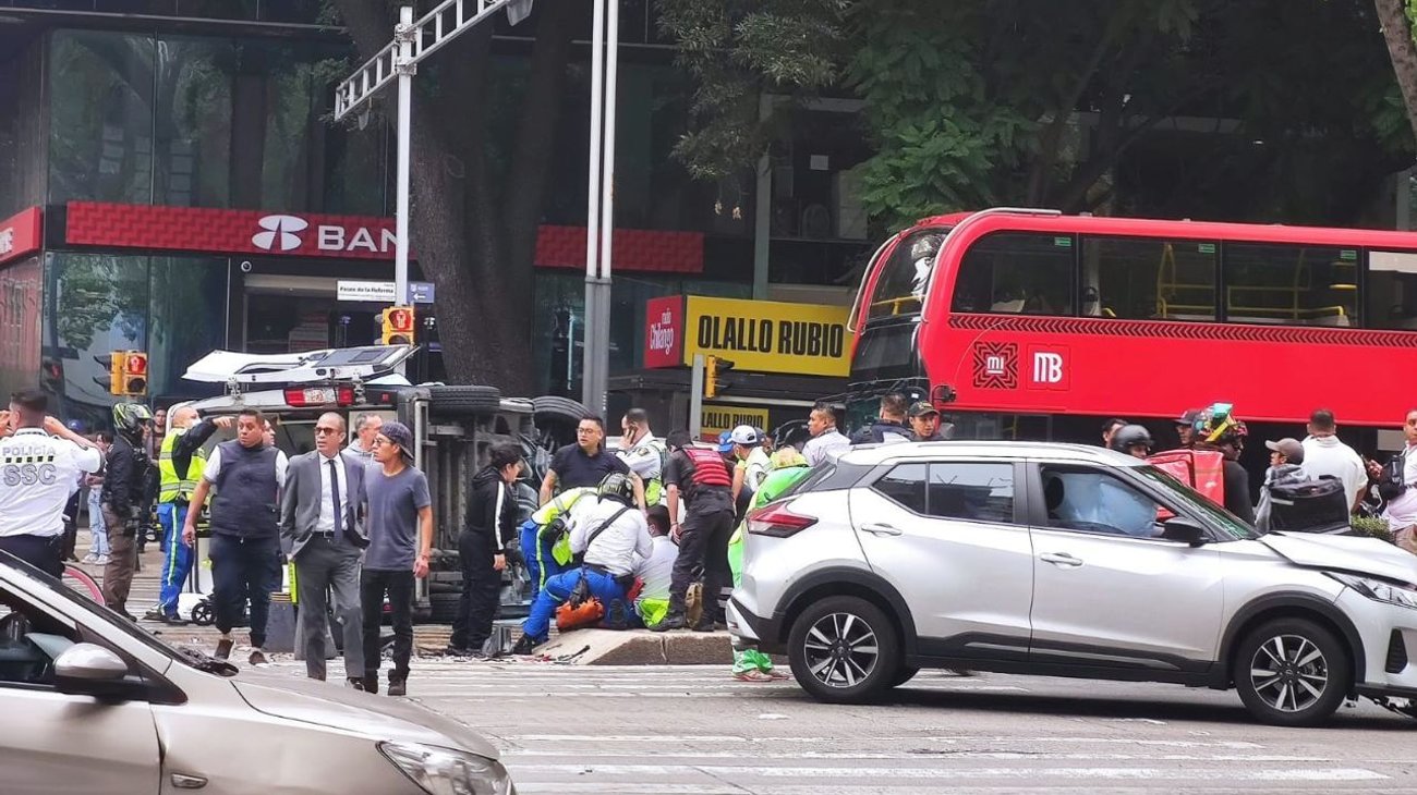 Ambulancia del ERUM choca y vuelca en Paseo de la Reforma