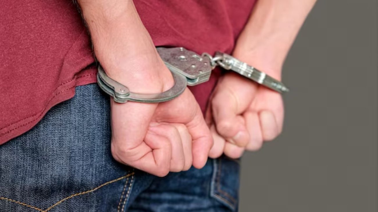 Arrestan a alumno por amenaza de bomba en escuela