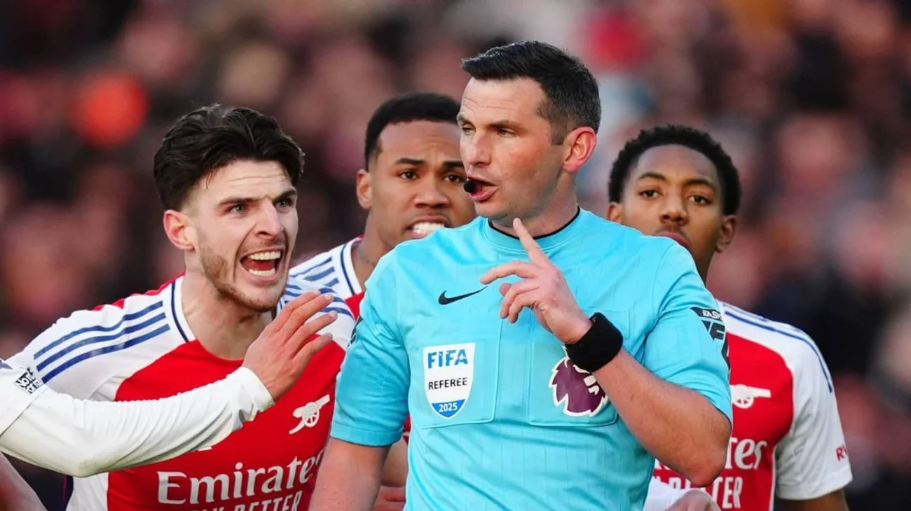 Árbitro recibe amenazas tras expulsar a jugador del Arsenal