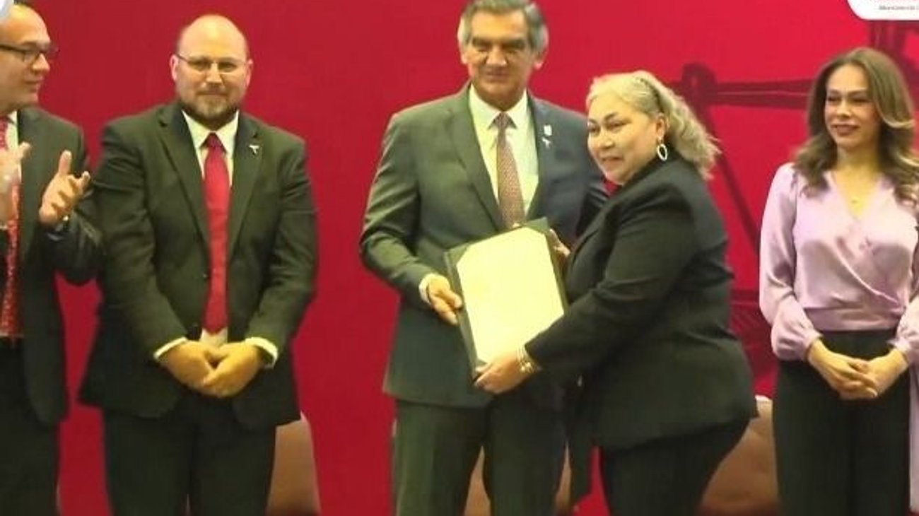 Entrega Américo Villarreal patente a aspirantes de notarios