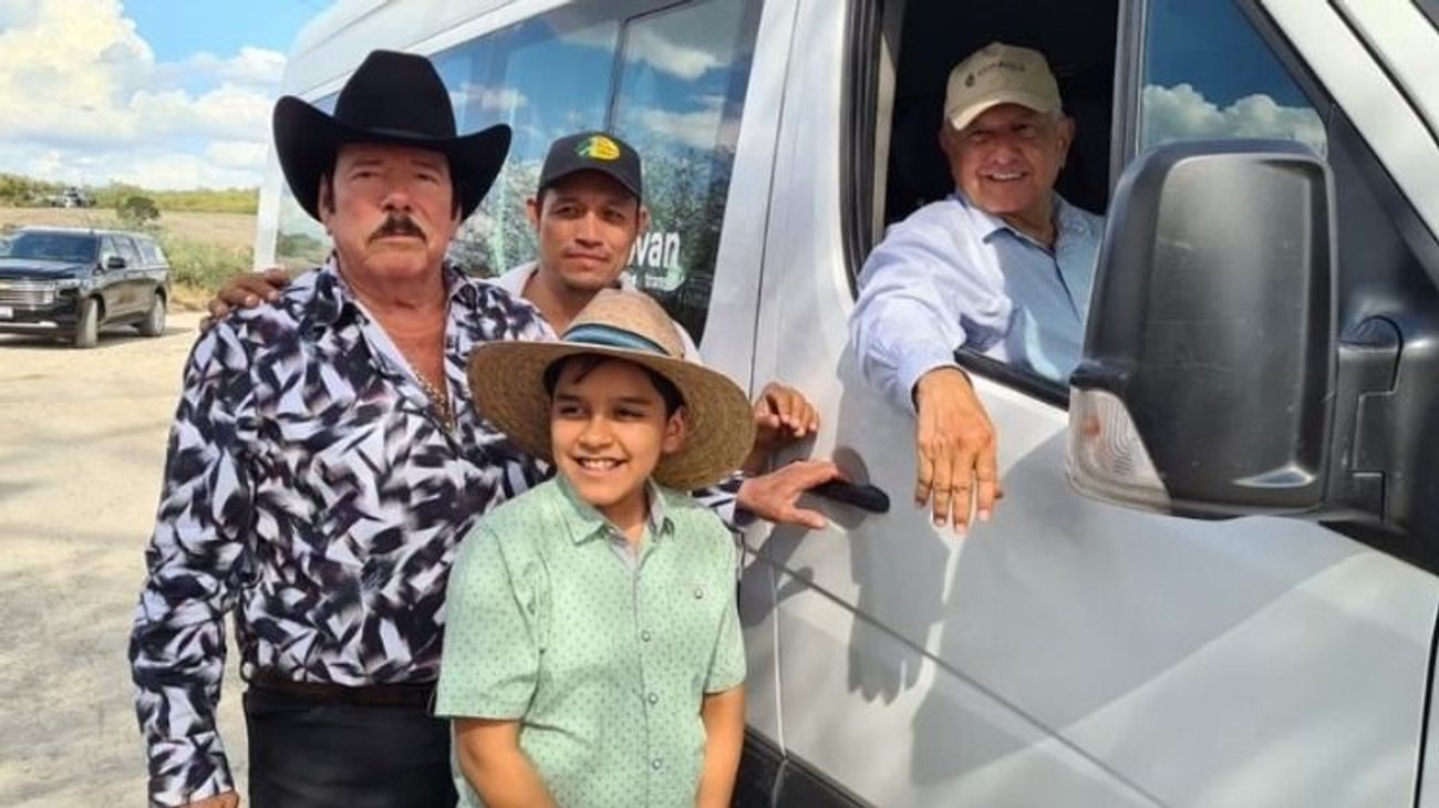 López Obrador aterriza en rancho de Lalo Mora