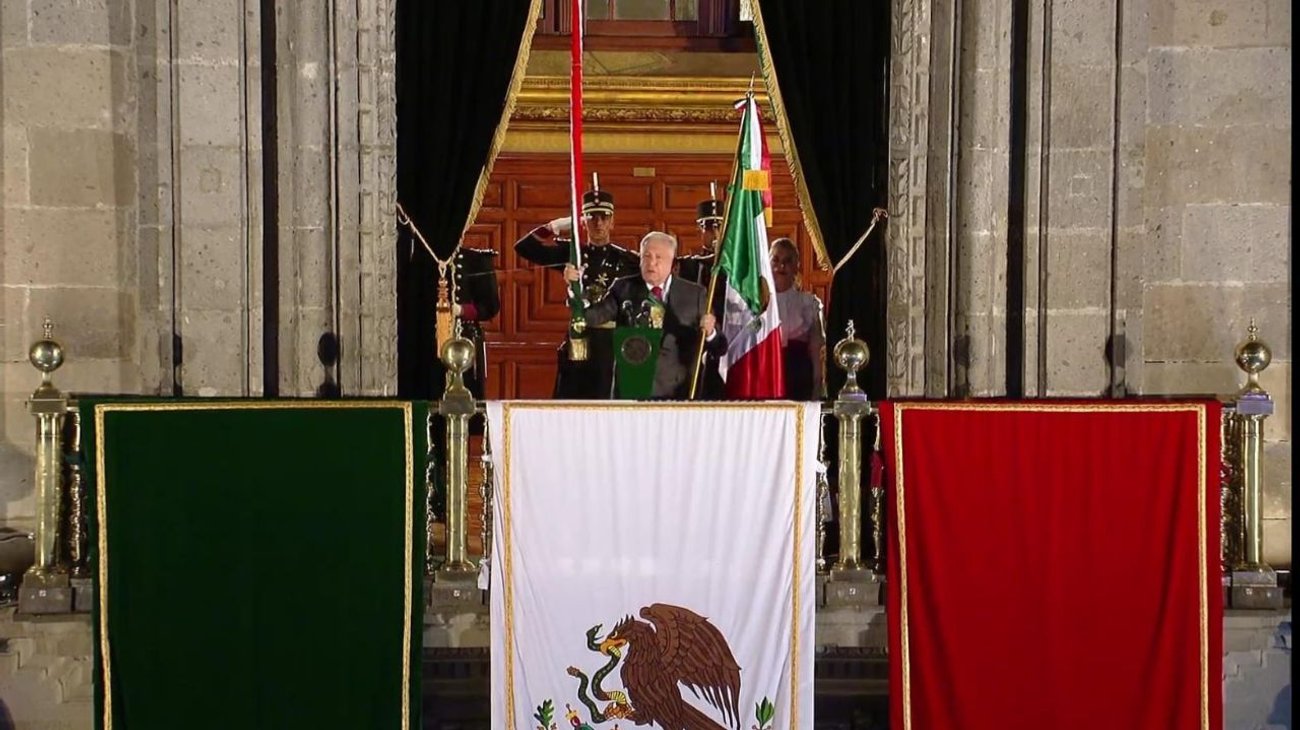 Da AMLO Grito de Independencia ante miles de mexicanos