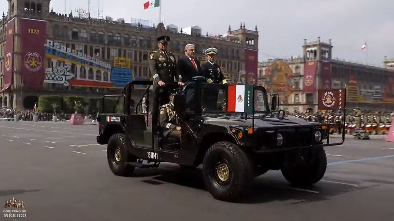 AMLO encabeza desfile militar de la Independencia de México