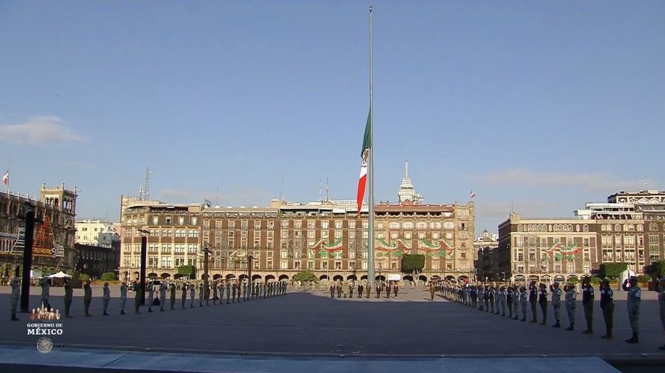 Izan bandera en memoria de las víctimas de los sismos 