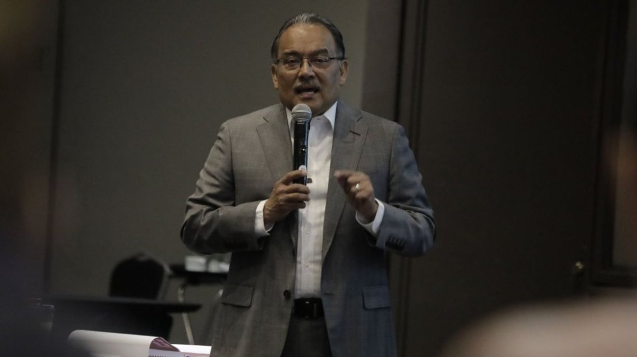 Andrés Mijes solicitará licencia, iría por la gubernatura