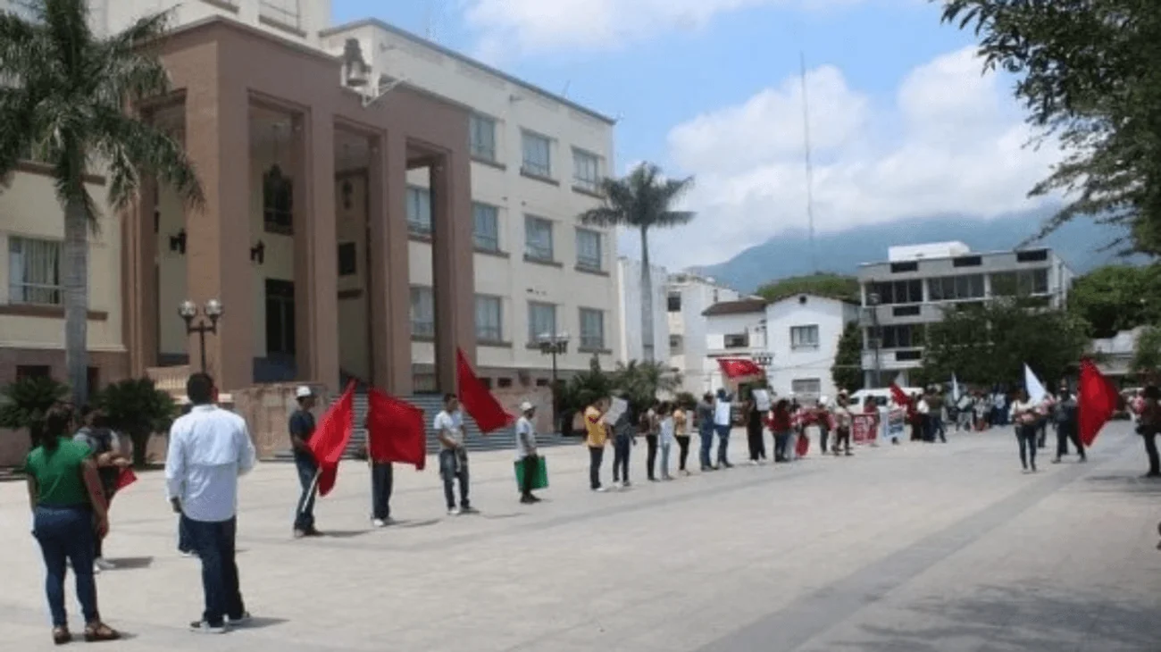 Con cadena humana Antorchistas piden justicia