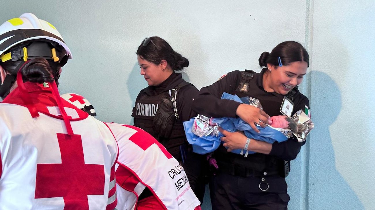 Auxilian policías de Escobedo a mujer durante labor parto