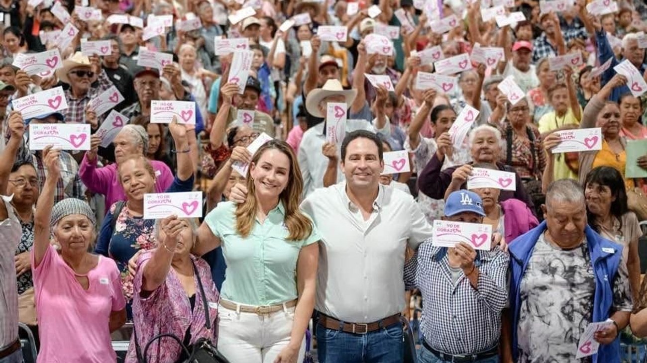 Adultos mayores reciben nueva entrega de `Apoyos de Corazón`