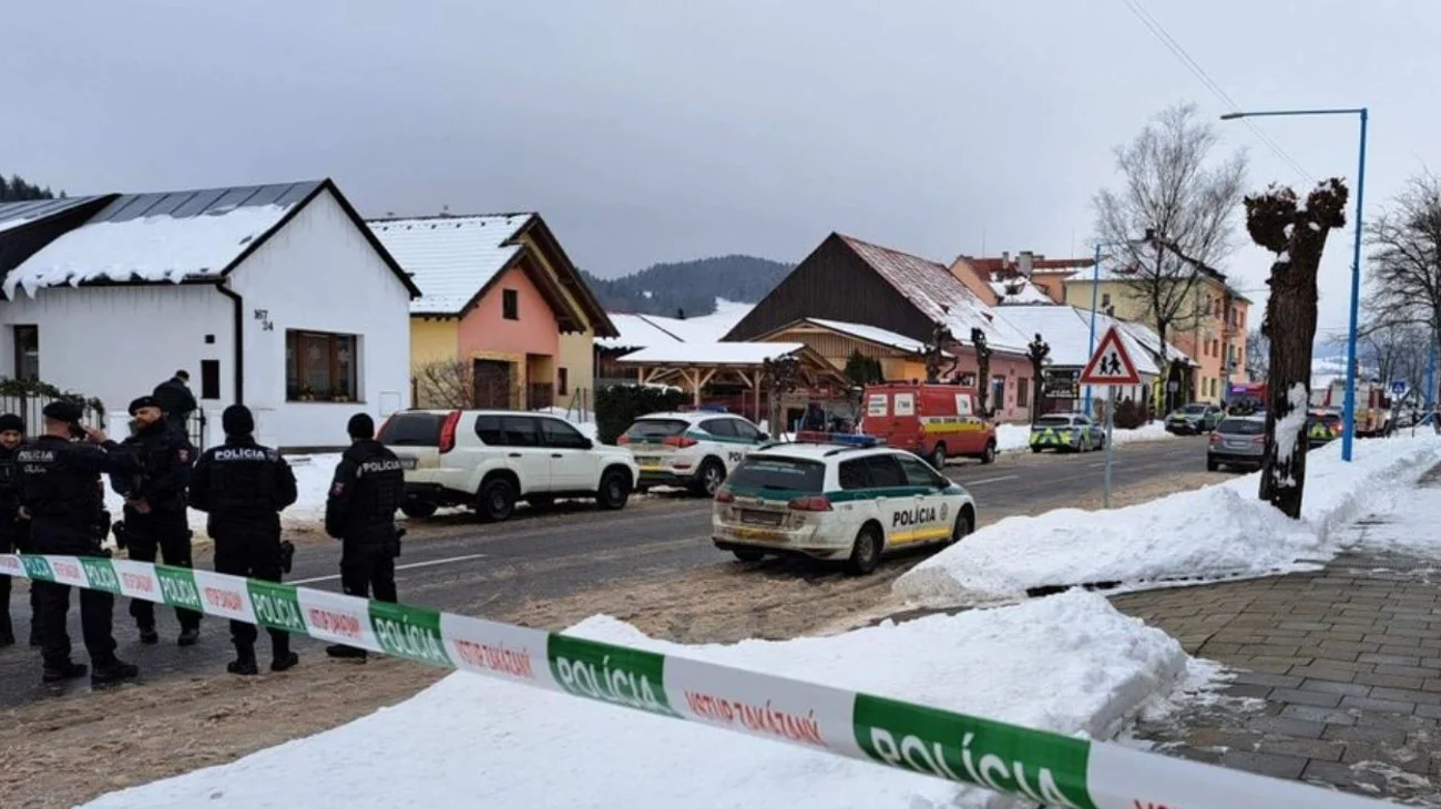 Estudiante apuñala de muerte a maestra y compañero en secundaria