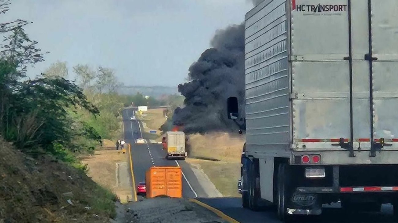 Llamas consumen tráiler con carne sobre carretera Tampico-Mante