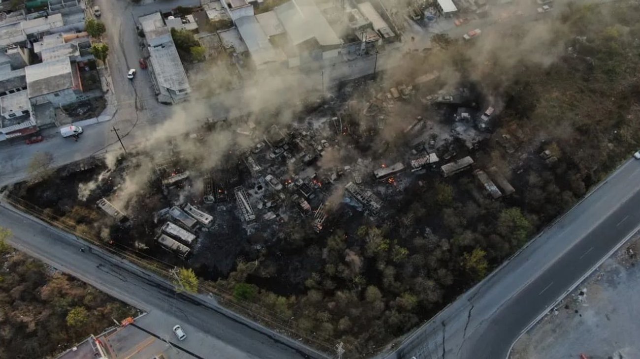 Incendio consume camiones en desuso en Juárez