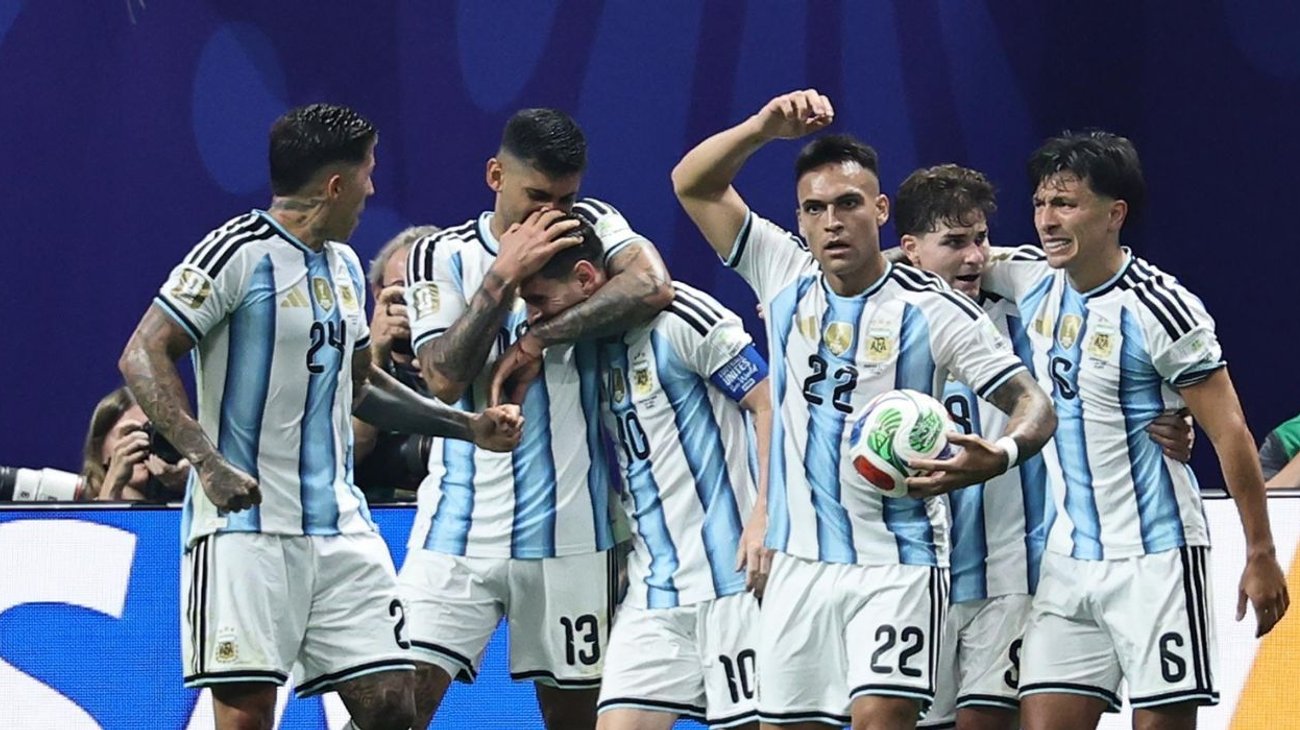 Argentina sobrevive en Mundial FIFA™ con remontada ante Egipto