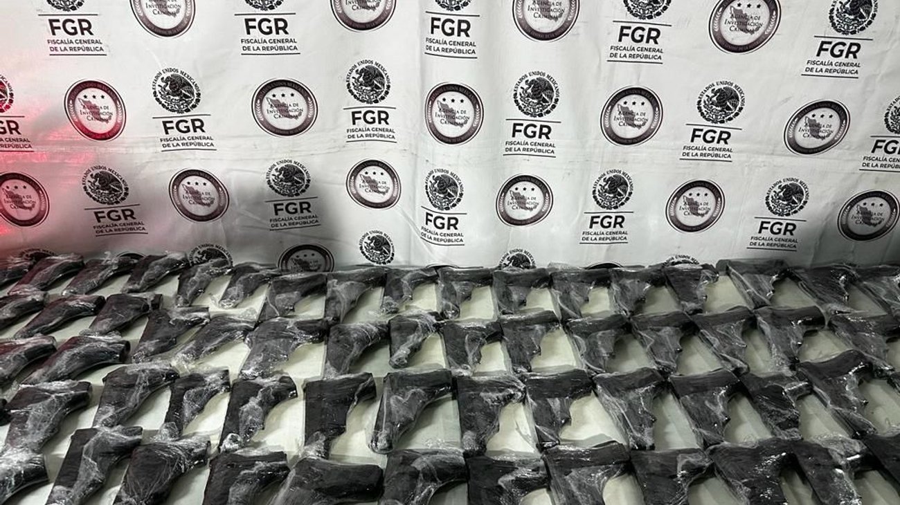 Capturan a conductor con más de 200 armas cortas en Galeana