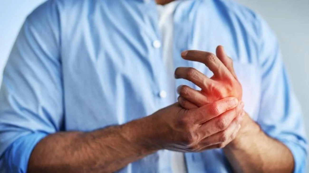 Cárcel por arrancar de una mordida parte del dedo a su hermano