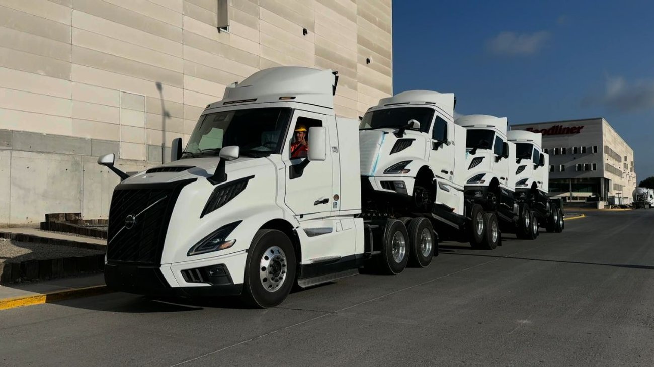 Volvo comienza exportación de camiones por aduana Colombia-Laredo