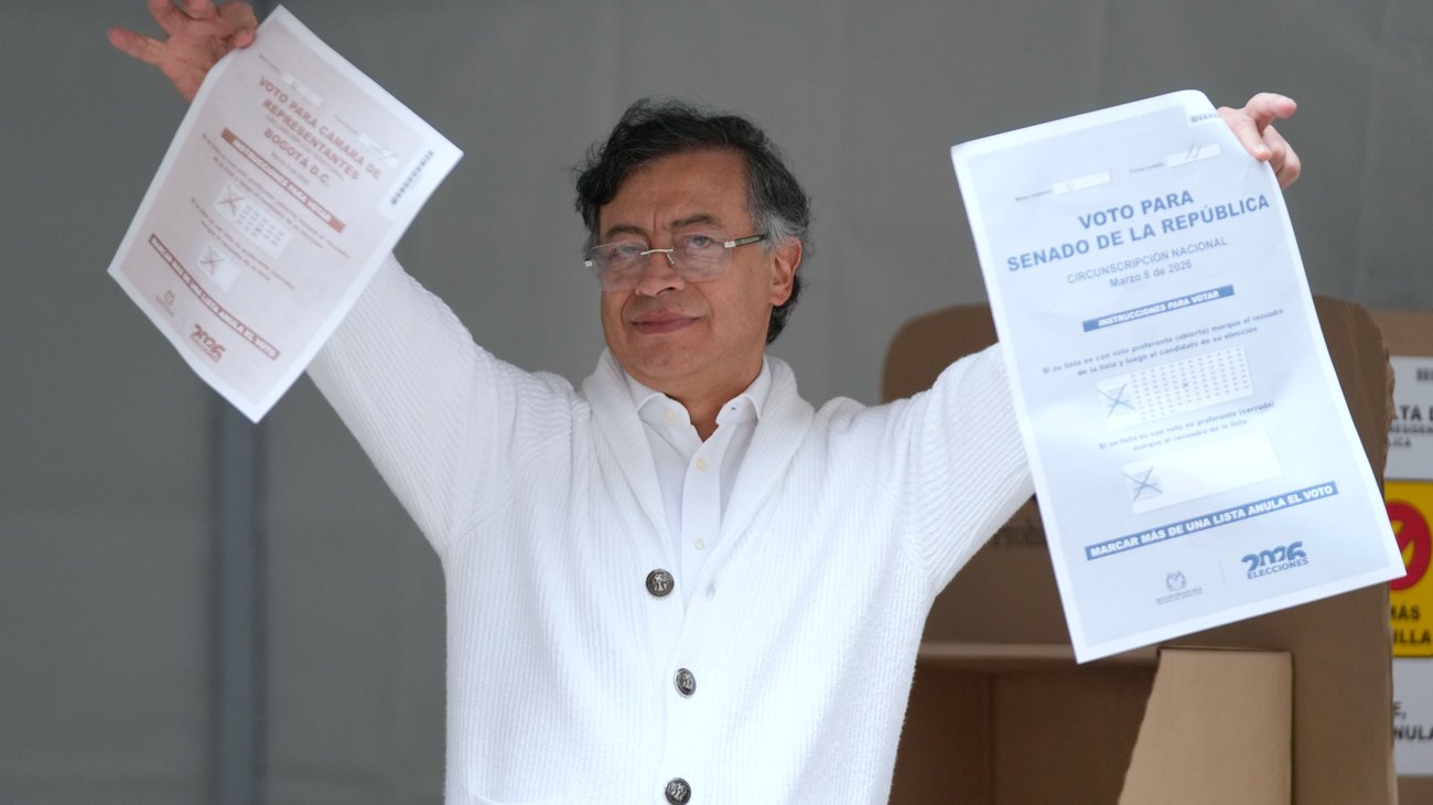 Participan colombianos en elección para renovar Congreso