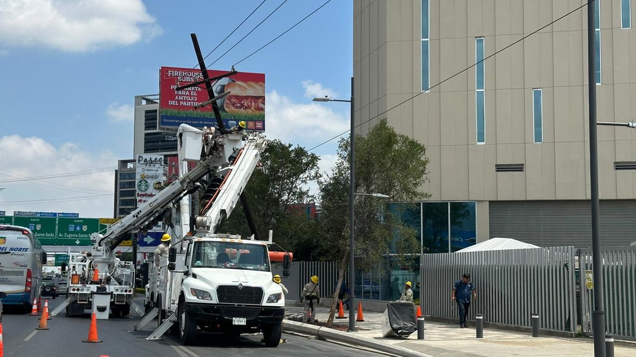 Atienden poste fracturado que mantenía en alerta a automovilistas