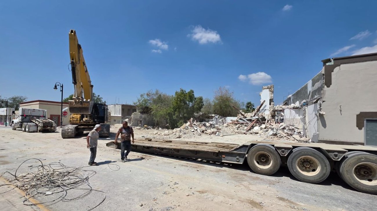 Acude INAH a Pesquería para suspender obra tras demolición