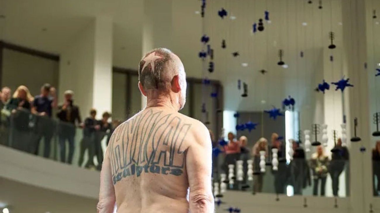 ¡Insólito! Artista subasta su piel con tatuajes