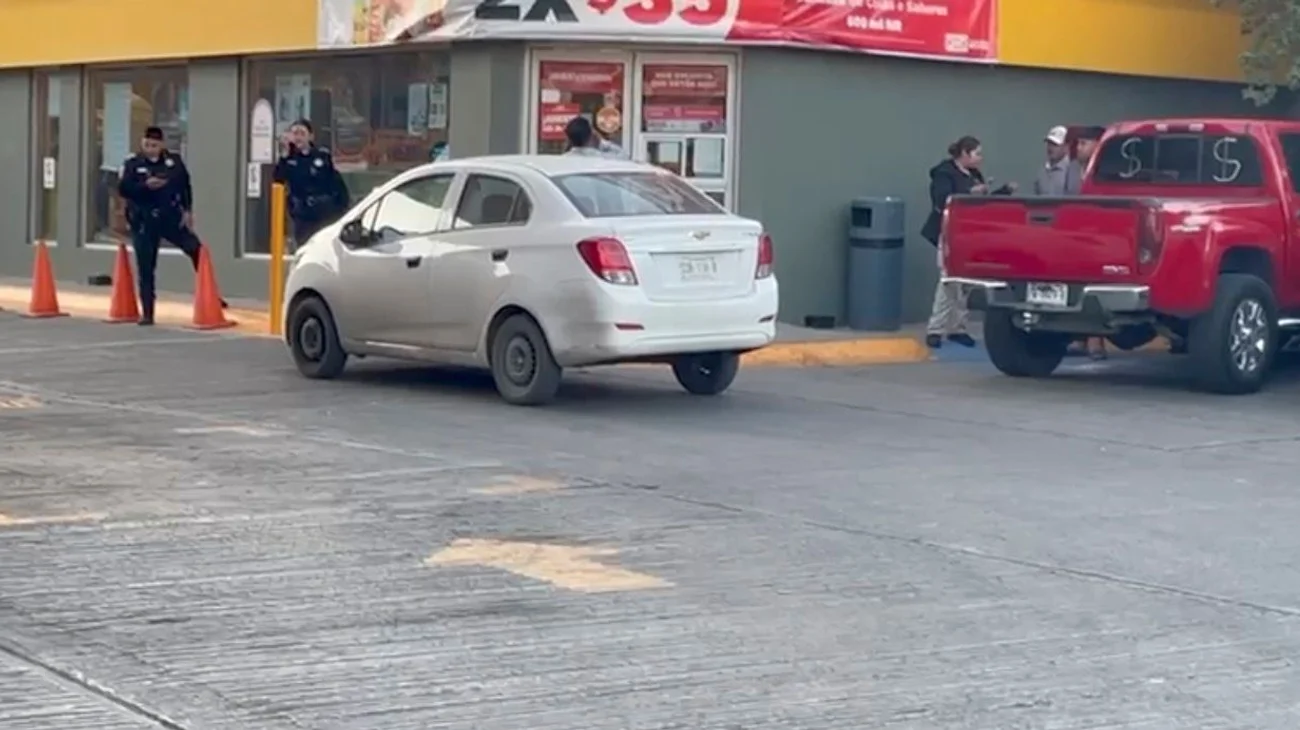 Asalta tienda de conveniencia y roba vehículo en San Pedro