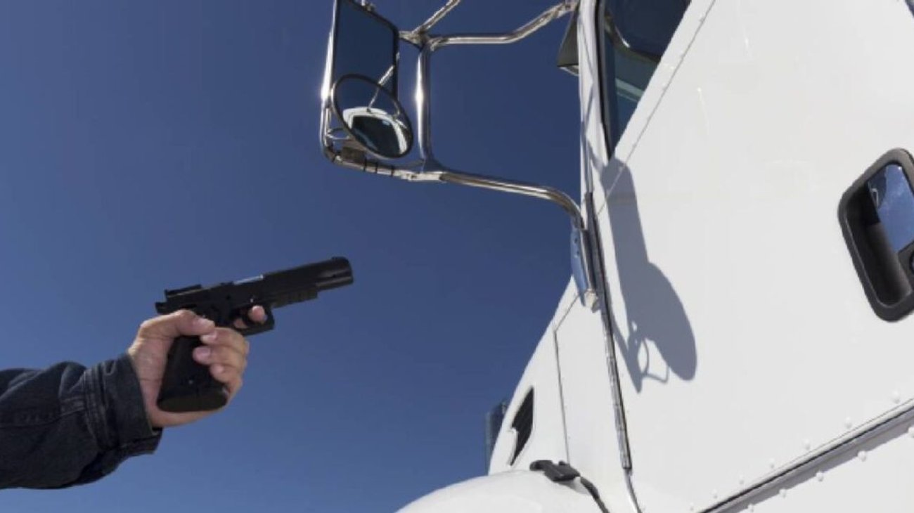 Disparan contra trailero en Galeana tras negarse a ser asaltado