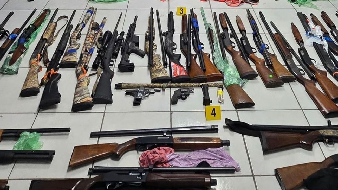 FGE decomisa más de 100 armas tras cateo en Piedras Negras