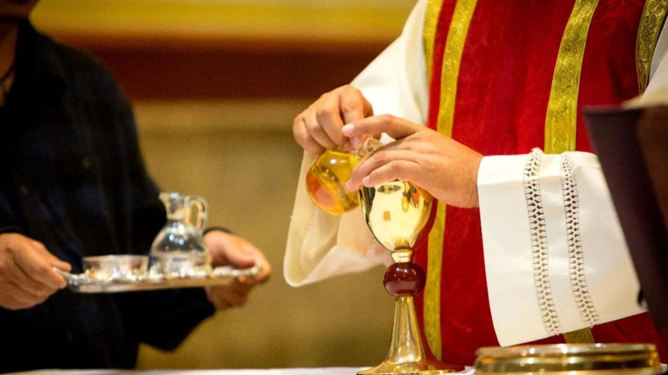 Asesinan a apuñaladas a sacerdote antes de misa en iglesia