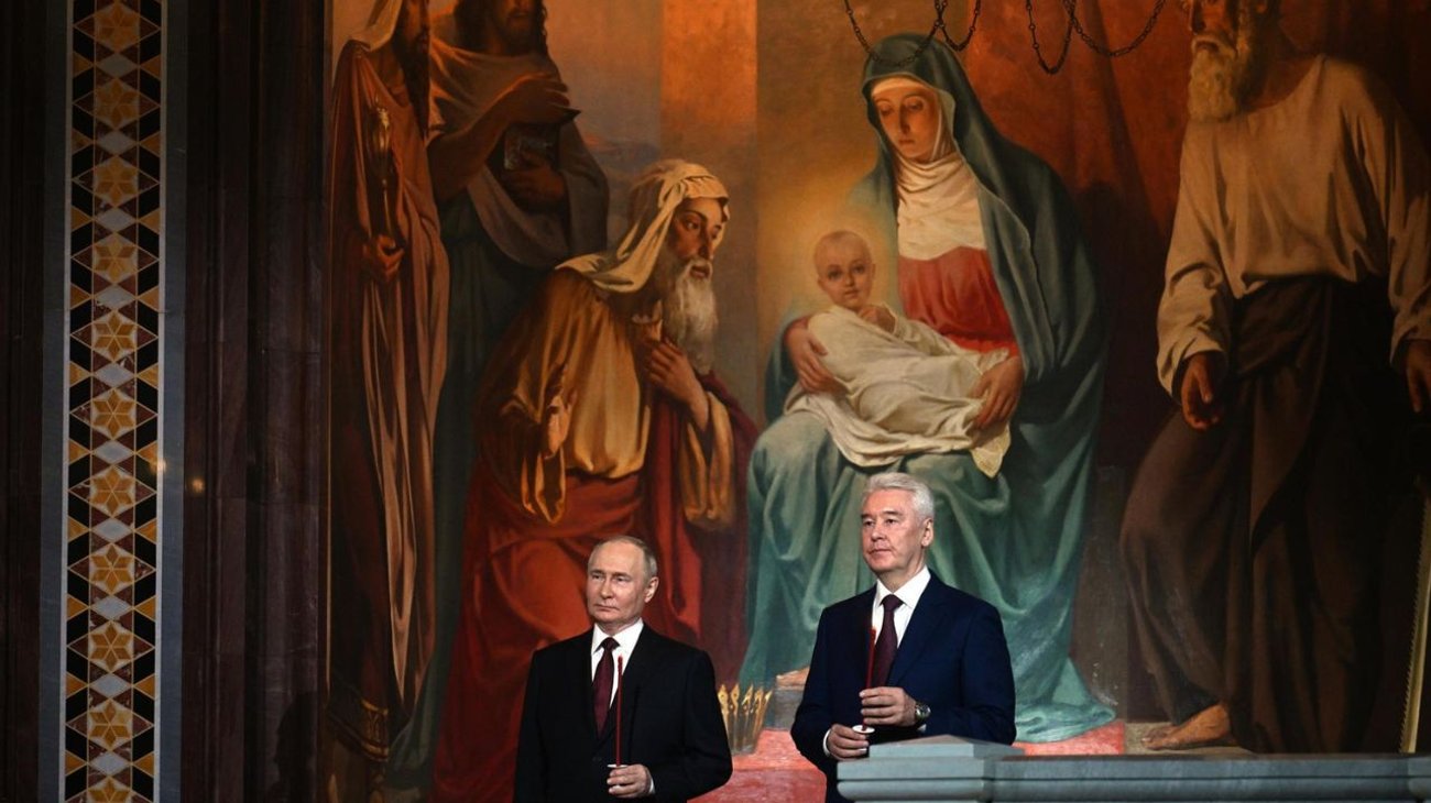 Asiste Vladimir Putin a vigilia pascual en Moscú