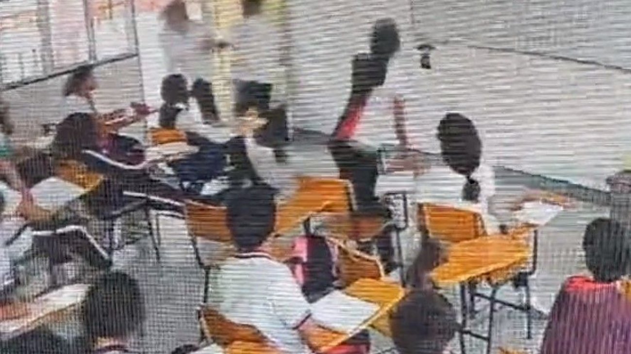 Alumno que apuñaló a maestra fue agredido antes por ella