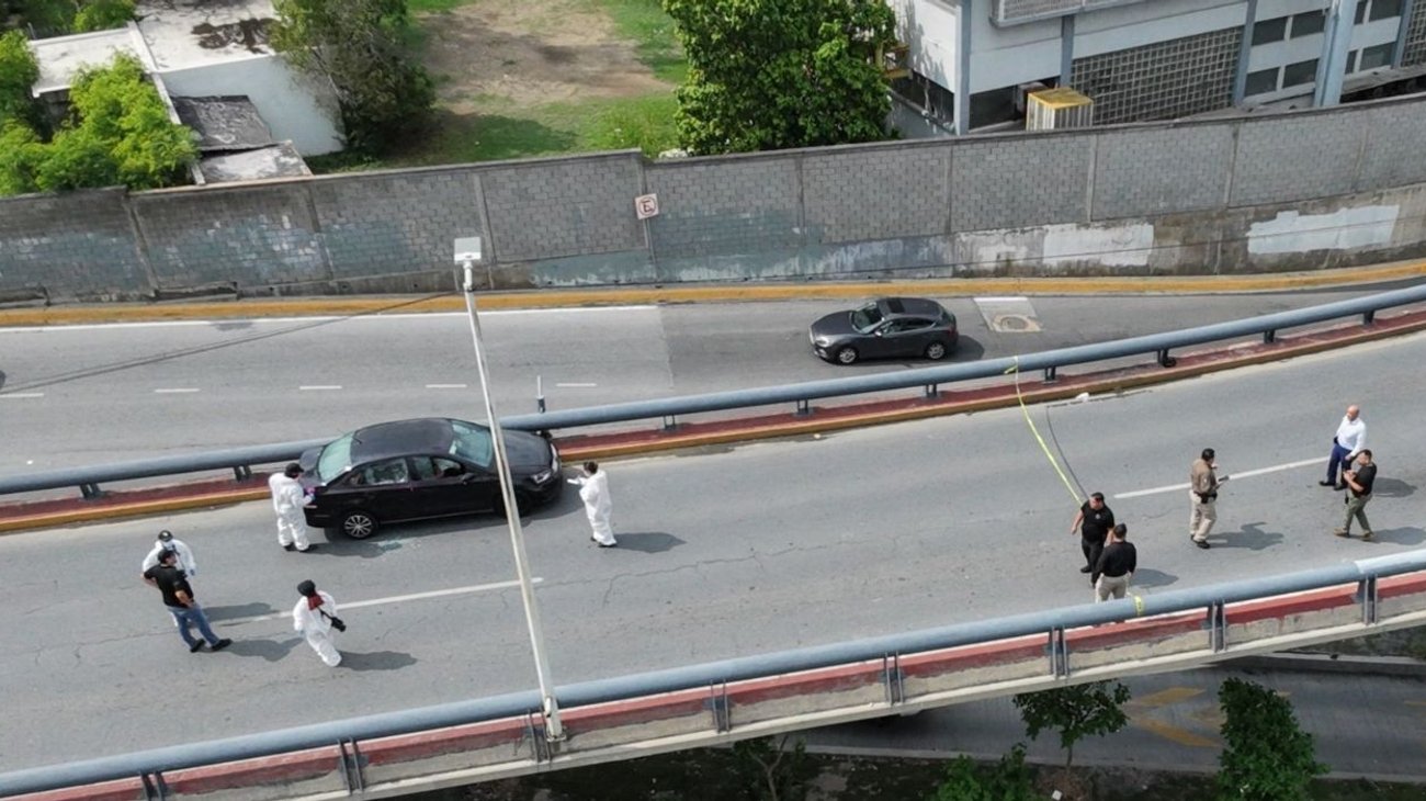 Asesinan a dos hombres en un automóvil sobre Gómez Morín