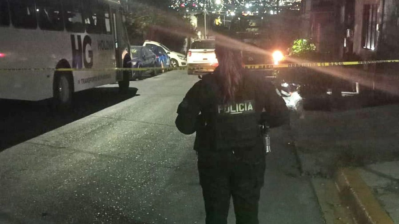 Matan a tres hombres frente a domicilio en Santa Catarina