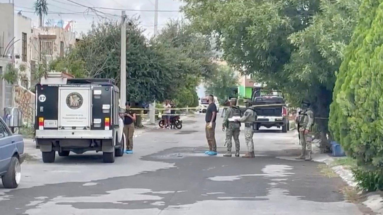 Atacan a balazos vivienda en García; mueren dos hombres