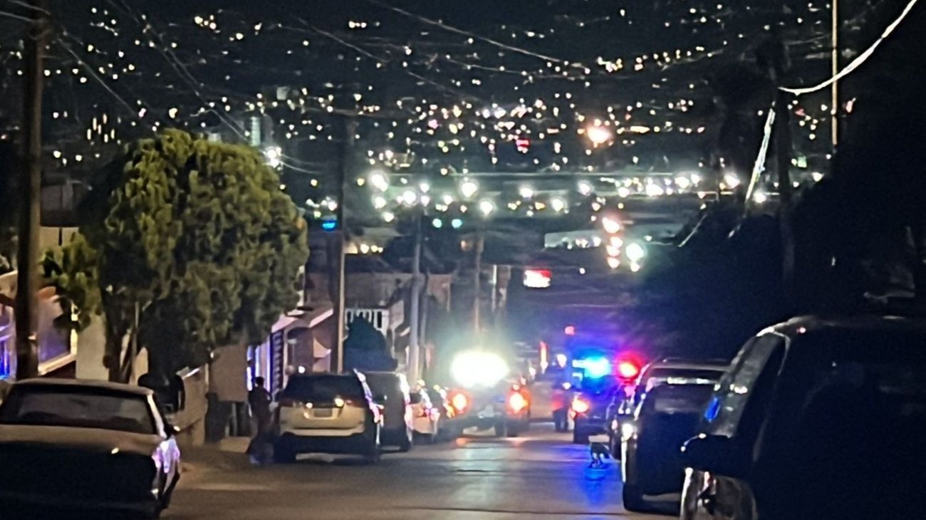 Ataque a balazos deja tres heridos afuera de una casa