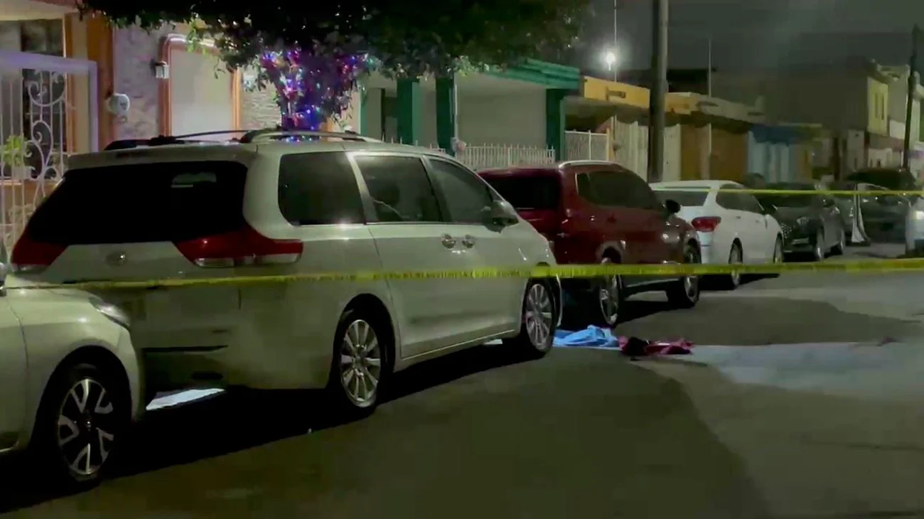 Atacan a hombre a balazos mientras reparaba su camioneta