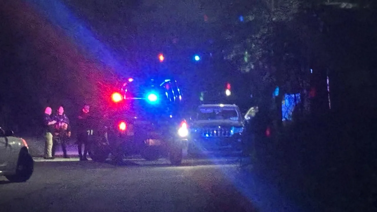 Atacan a balazos a policías en García; agresores escapan