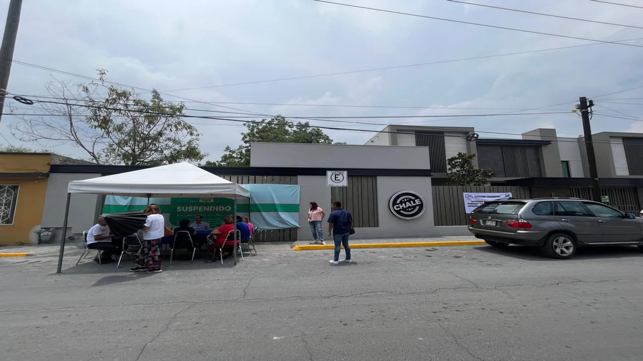 Despacha De la Fuente en la calle tras cierre de oficina