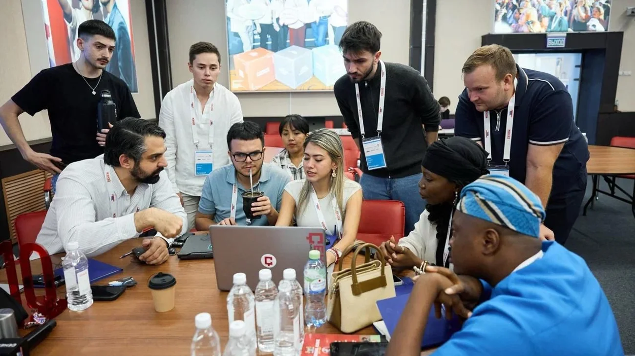 Attolini representa a México en programa de política en Rusia