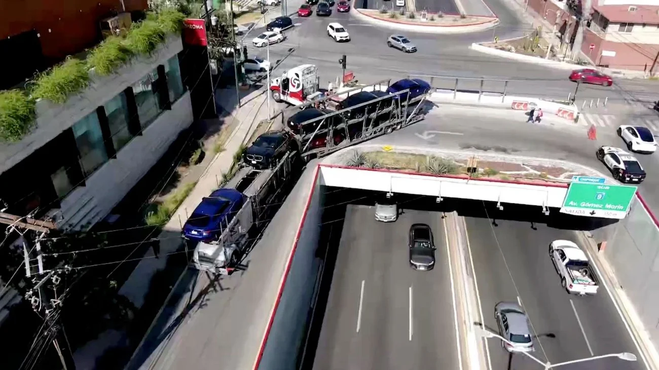 'Madrina' se atora y provoca caos vial en San Pedro