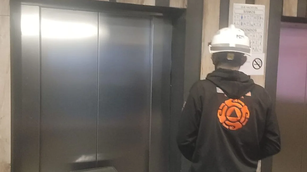 Falla elevador y  atrapa a siete personas en Park Point