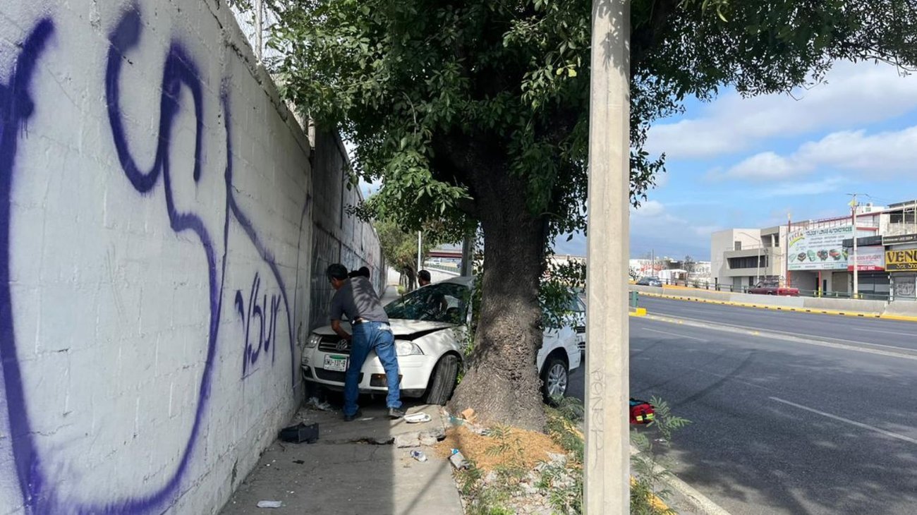 Dos hombres quedan atrapados al impactar su auto en un árbol