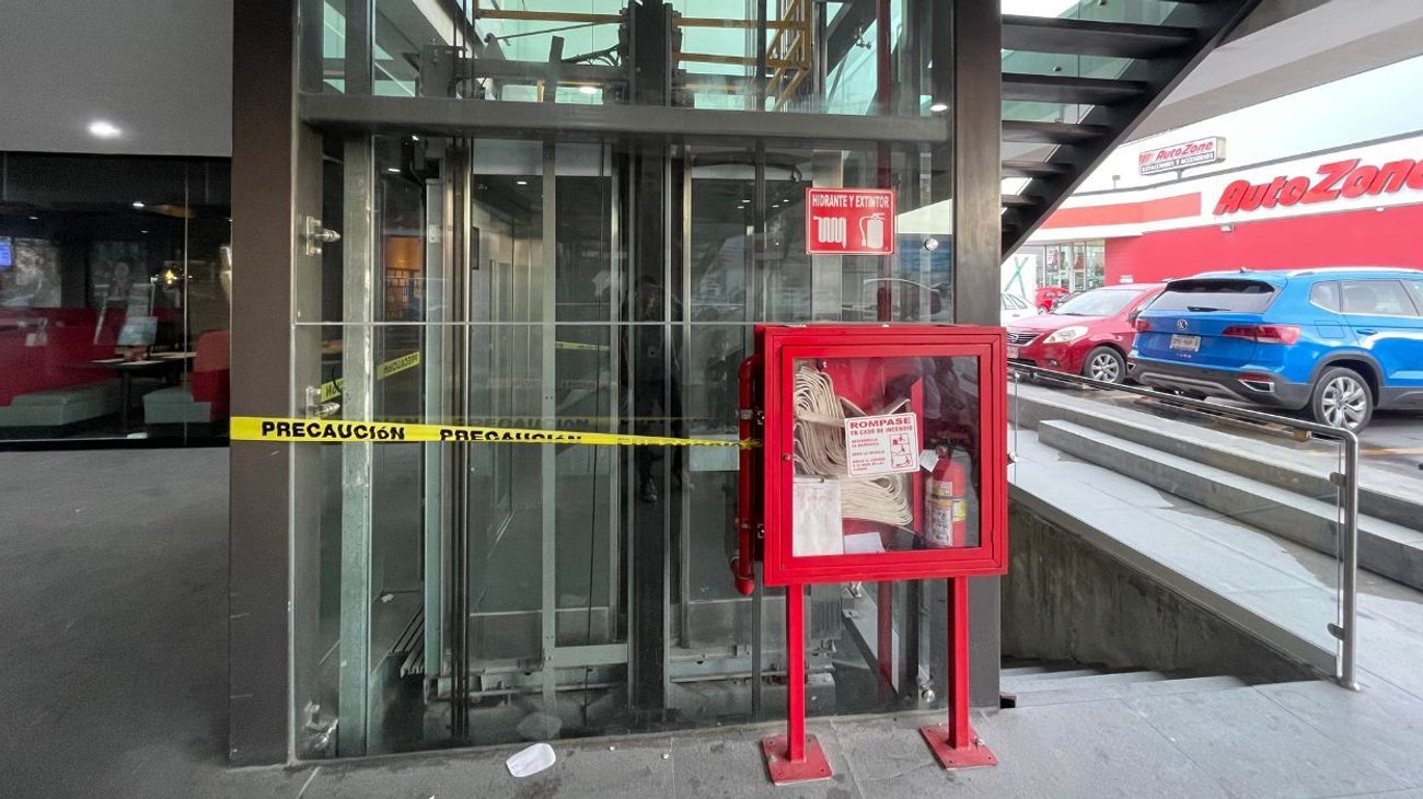 Queda familia de ocho atrapada en elevador en Guadalupe