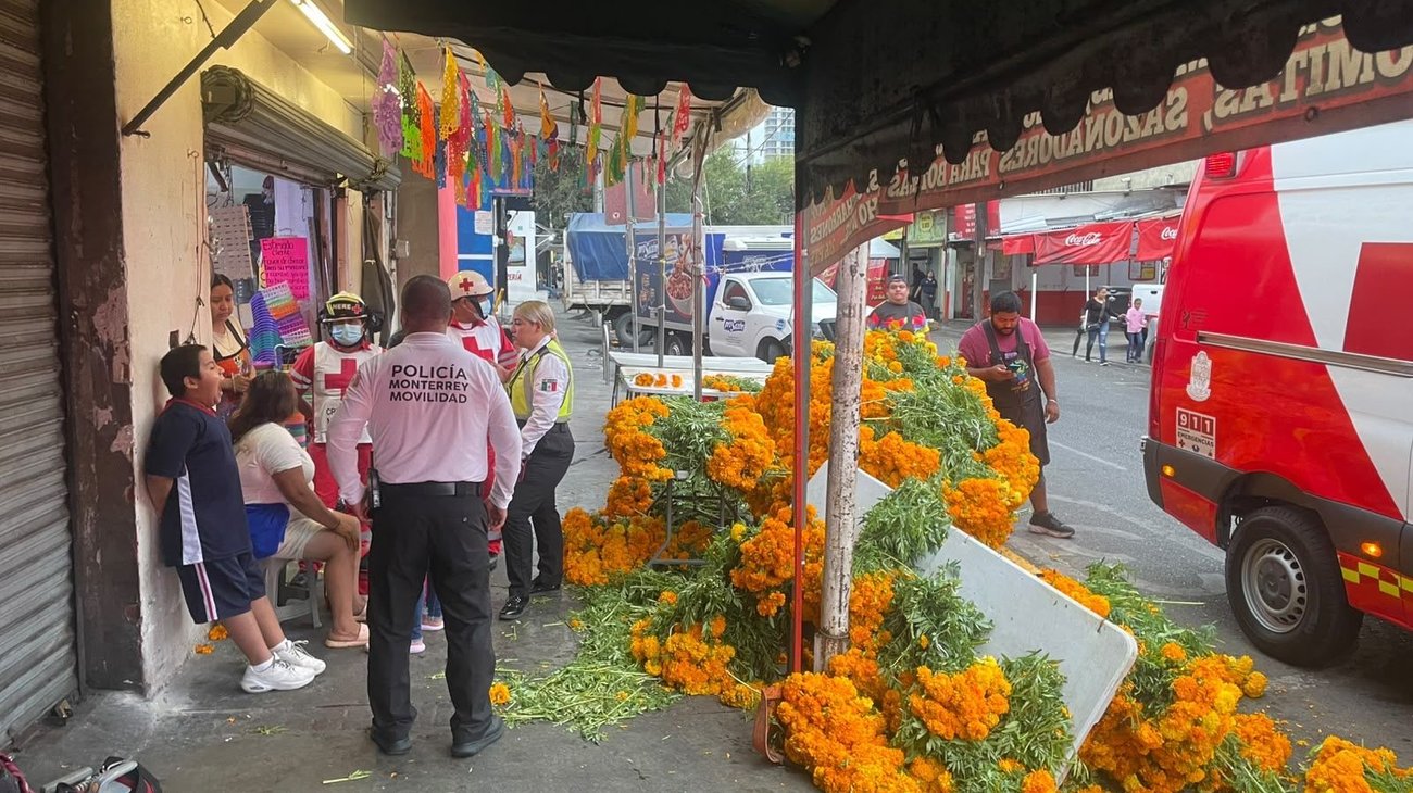Camión atropella a empleada de tienda en el Centro de Monterrey