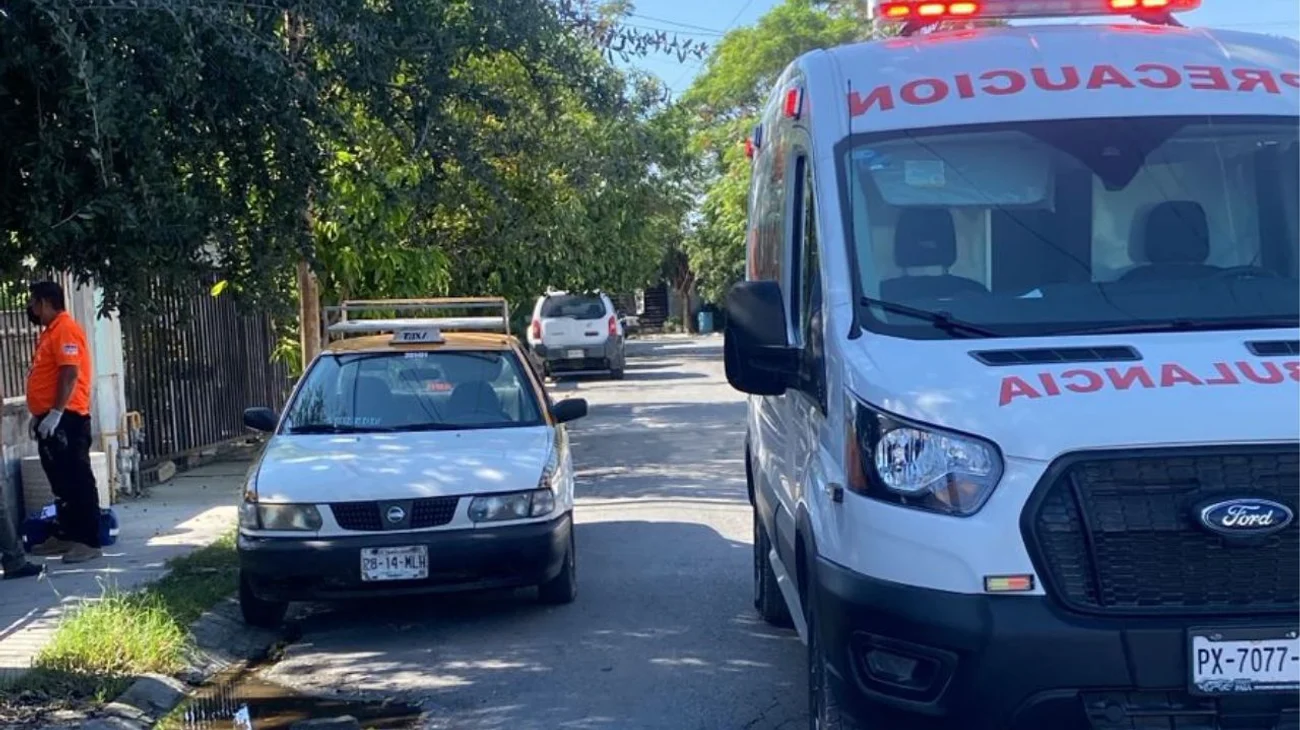 Taxi se da a la fuga tras atropellar a menor en Monterrey