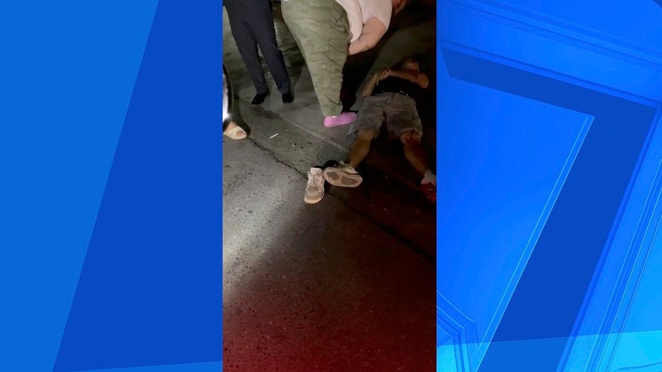 Atropella a mujer motociclista e intenta huir